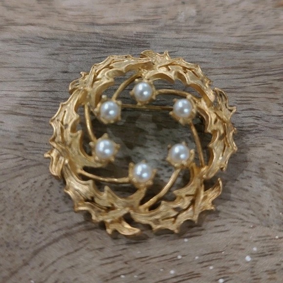 The Unbranded Brand Jewelry - Vintage Gold Metal  & Pearl Wreath Pin Holiday Grandma Core Formal Gift Whimsy